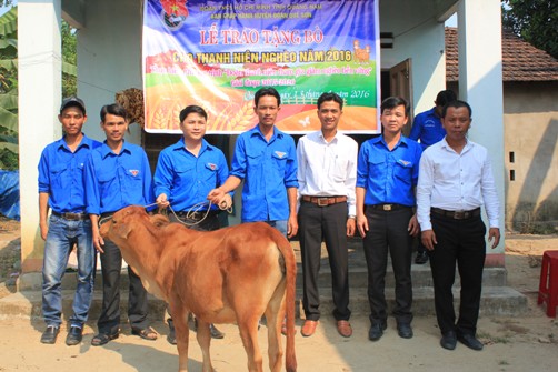Huyện đoàn Quế Sơn trao bò giống cho gia đình anh Hà Văn Lanh (thôn Lộc Sơn, xã Quế Minh) 